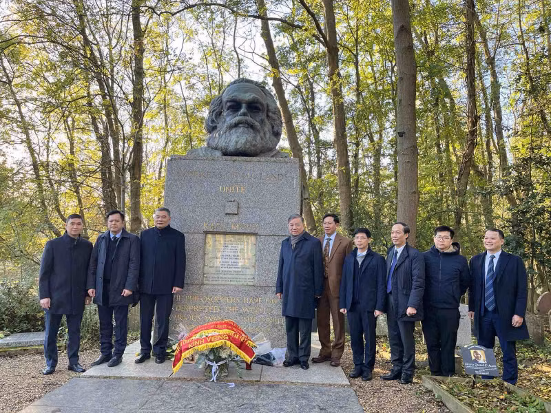 Minister To Lam pays tribute to Karl Marx -0