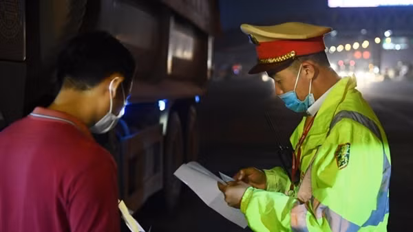 Traffic police help people clean up rice spilled over on the road ảnh 3