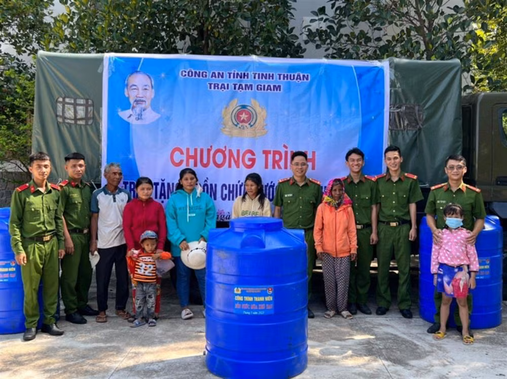 Police at Ninh Thuan Provincial Police Detention Center build homes for needy families -0