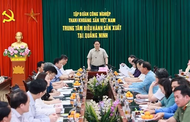 PM inspects electricity, coal supply in Quang Ninh -0