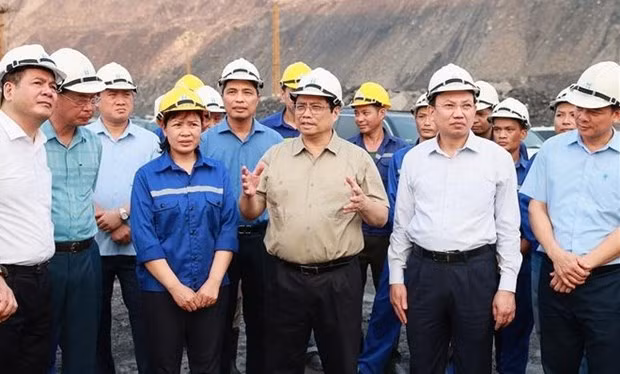 PM inspects electricity, coal supply in Quang Ninh -0
