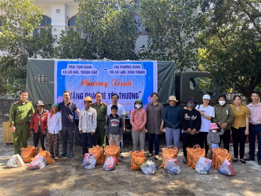 Police at Ninh Thuan Provincial Police Detention Center build homes for needy families -0