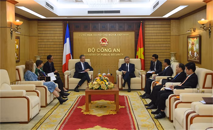 Minister To Lam receives French Ambassador -0