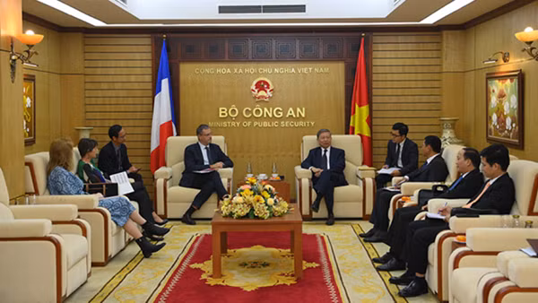 Minister To Lam visits Kon Tum Provincial Police Department ảnh 3