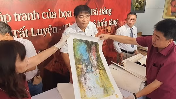 Luxury cruise ship brings 700 tourists to Da Nang ảnh 2