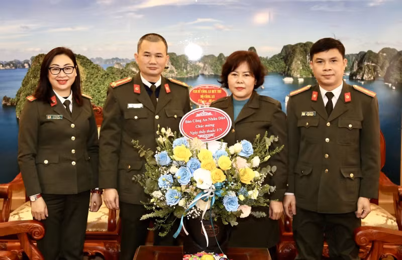 Public Security Newspaper visits hospitals on the Vietnamese Doctors’ Day -0
