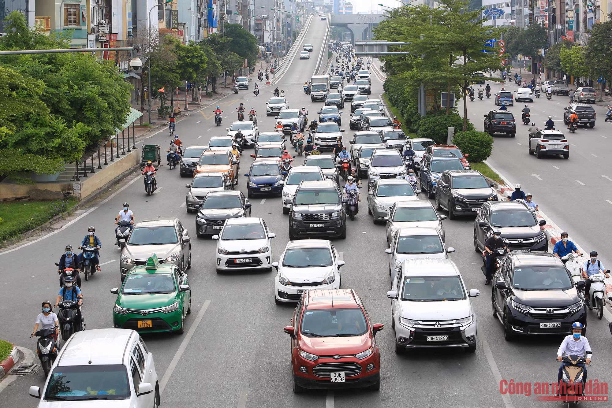 Hanoi streets crowded again after social distancing eased -2