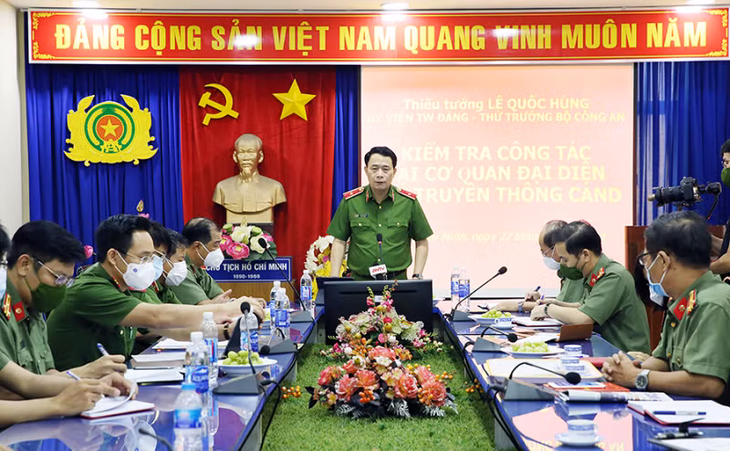 Deputy Minister Le Quoc Hung works with DIC -0