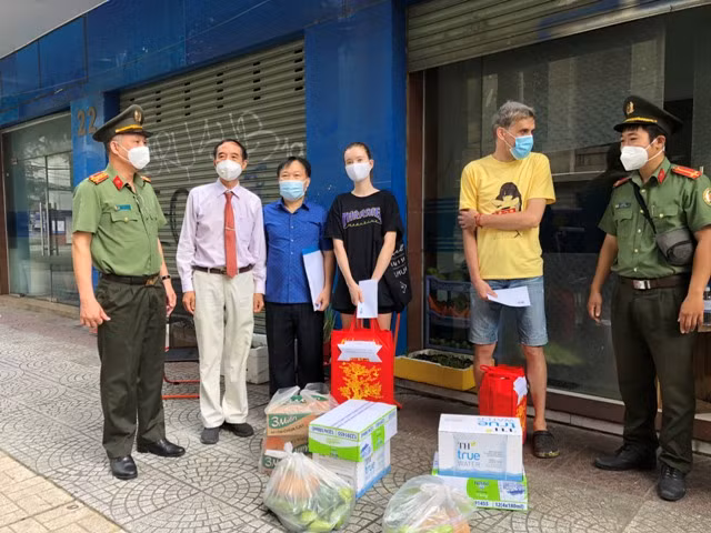 Ho Chi Minh City’s police active in supporting foreigners during COVID-19 -0