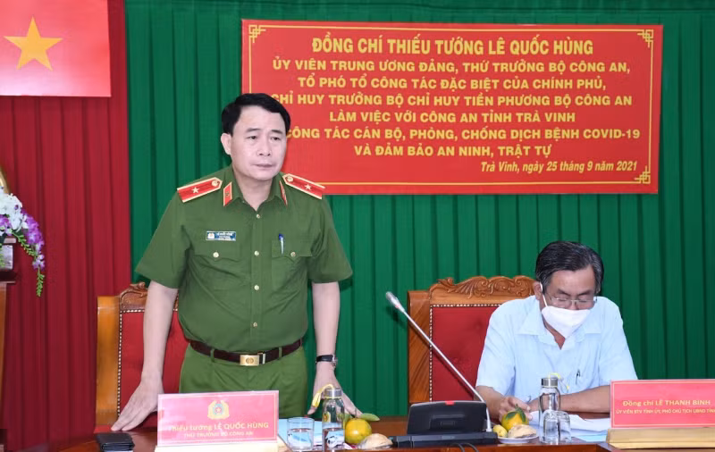 Deputy Minister Le Quoc Hung works with Tra Vinhprovincial police on security and disease control -0