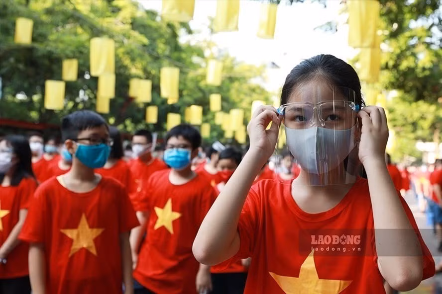 Students in Hanoi to enjoy reduced school fees for new school year -0