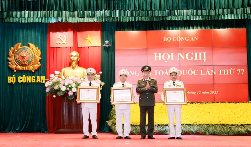 Senior public security officials presented with noble titles and orders -0