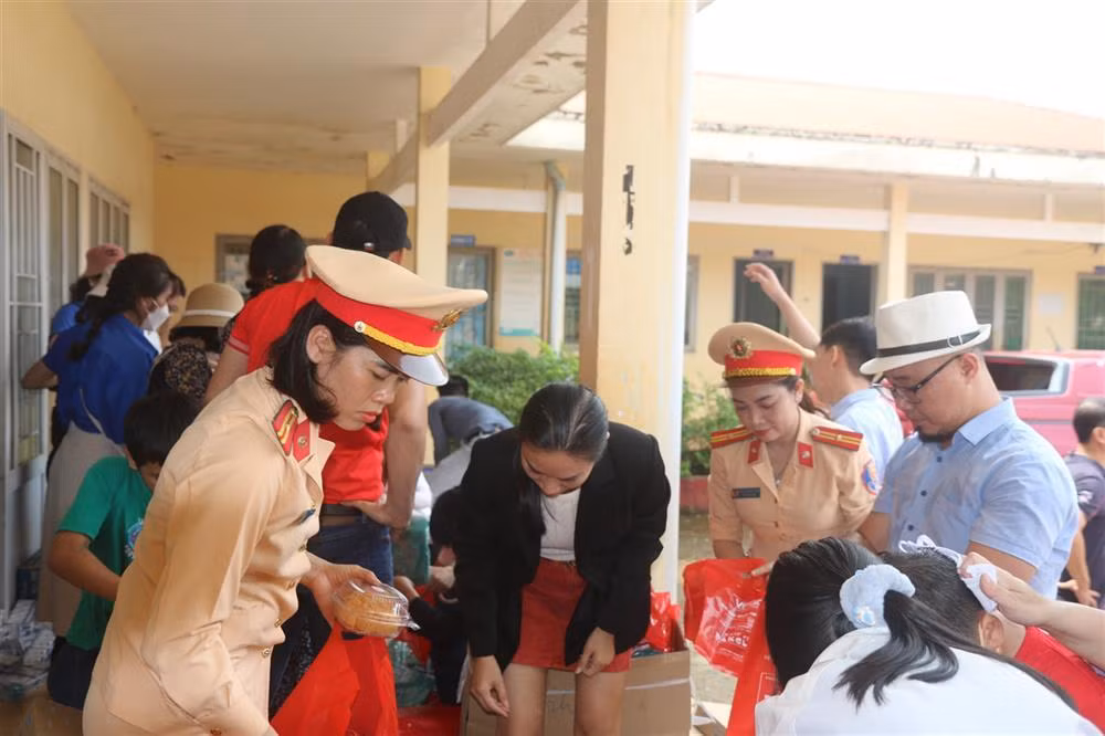 Police offer gifts to students in Dak Glong - 2