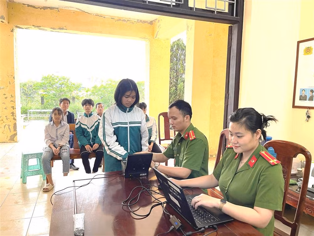 All people from 14 years old in Xuan Chinh have chip-based ID cards -0