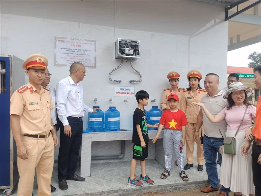 Police offer gifts to students in Dak Glong - 3