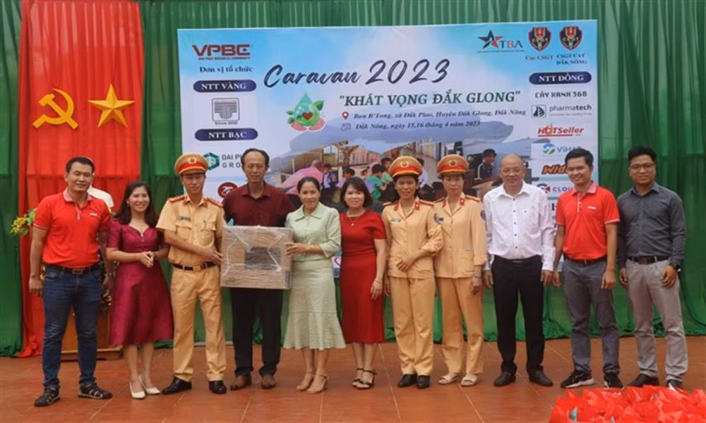 Police offer gifts to students in Dak Glong - 0