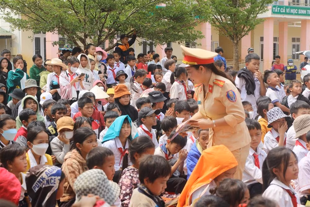 Police offer gifts to students in Dak Glong - 1