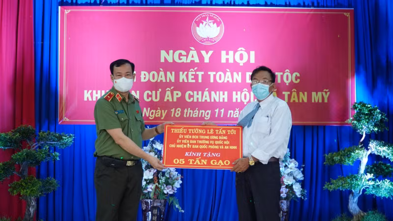 Deputy Minister Le Tan Toi attends great national unity festival in Long An -0