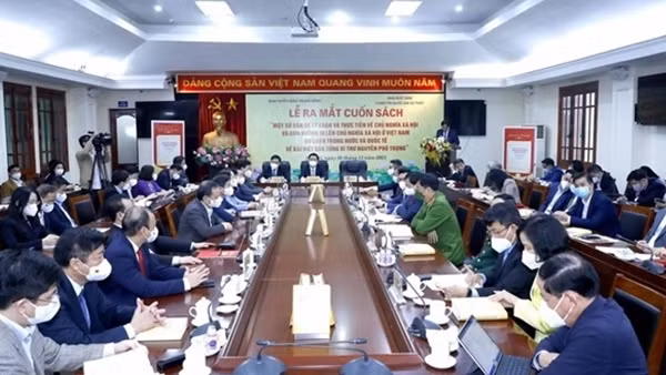 Party leader meets with voters in Hanoi ahead of NA's fifth session ảnh 3