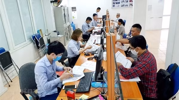 More laid-off workers receive financial support ảnh 3