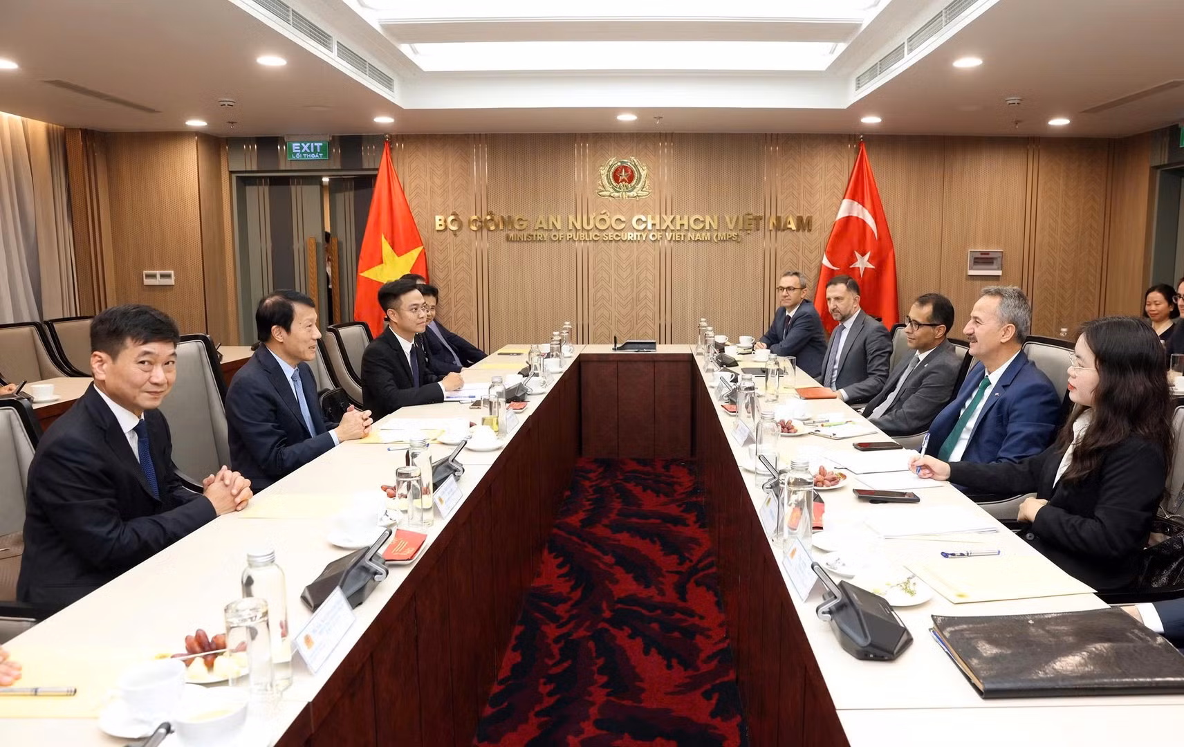 Minister Luong Tam Quang hosts leader of Turkish Defense Industry Agency -0