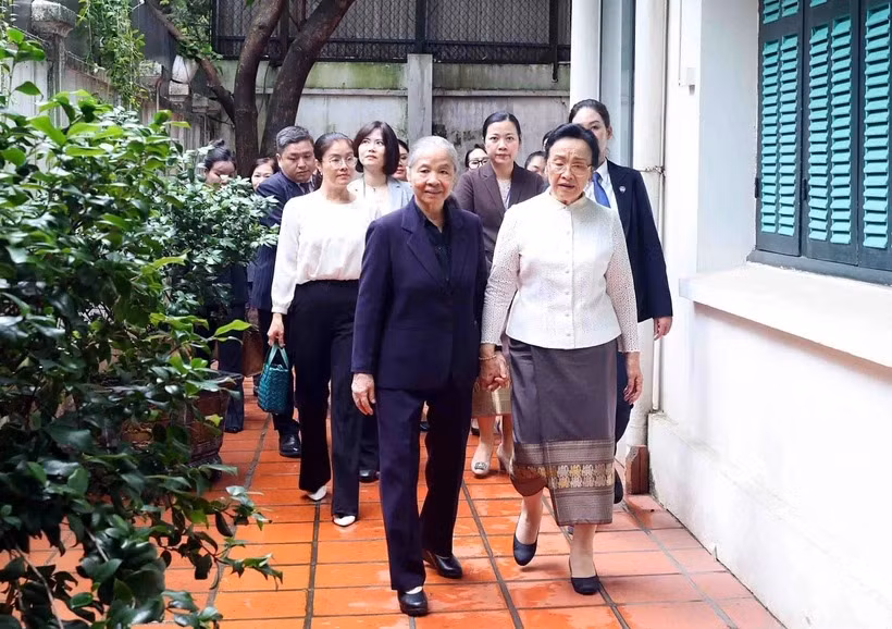 Lao leader's spouse visits late Party chief's widow -0