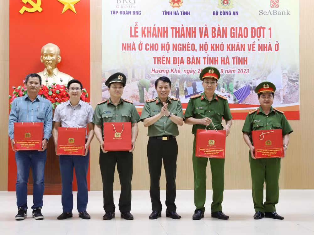 Ministry of Pulic Security handed over 600 new homes to poor households in Ha Tinh -0
