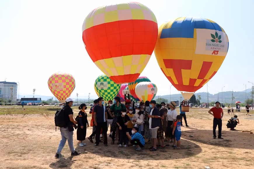 Tourists experience hot air balloon rides in Kon Tum -0