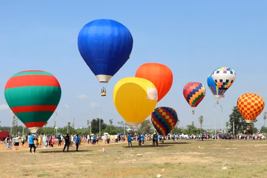 Tourists experience hot air balloon rides in Kon Tum -1