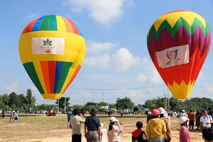 Tourists experience hot air balloon rides in Kon Tum -3