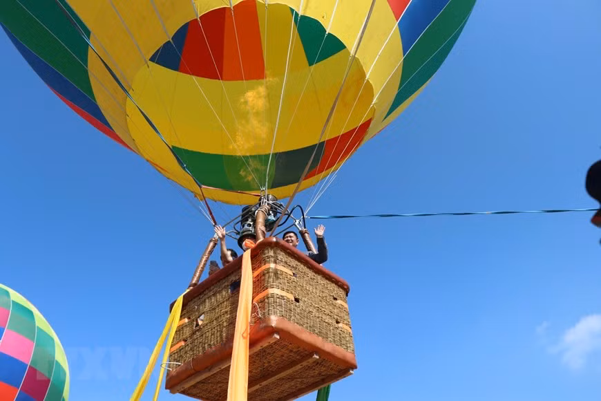 Tourists experience hot air balloon rides in Kon Tum -6