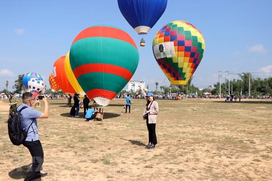 Tourists experience hot air balloon rides in Kon Tum -2