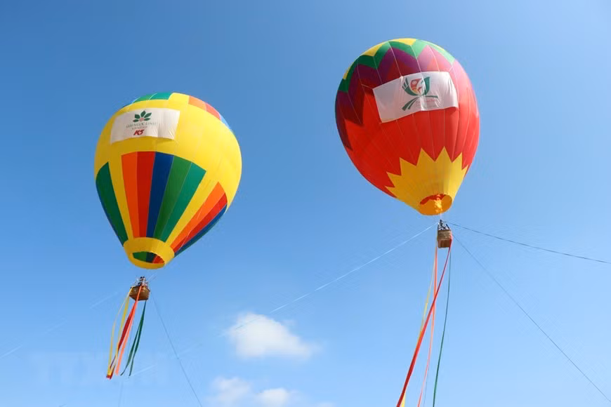 Tourists experience hot air balloon rides in Kon Tum -5