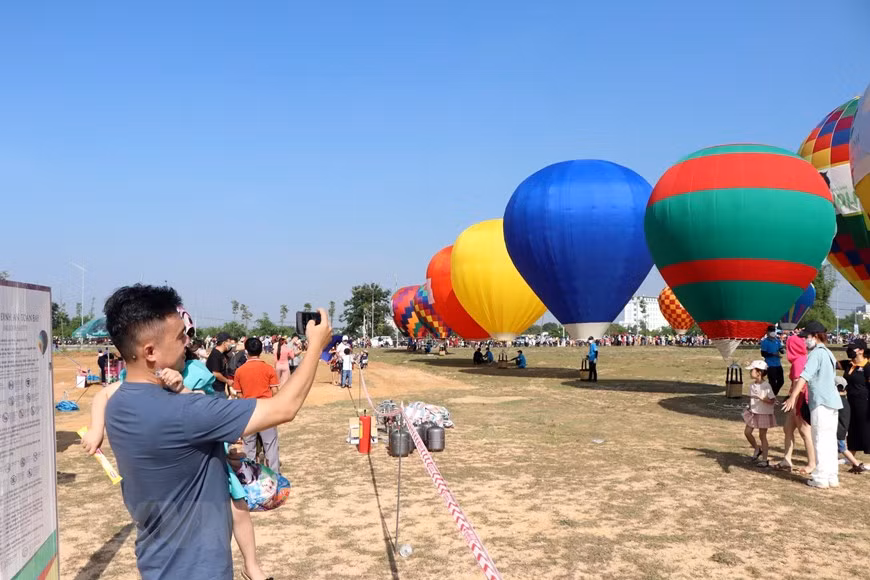 Tourists experience hot air balloon rides in Kon Tum -4
