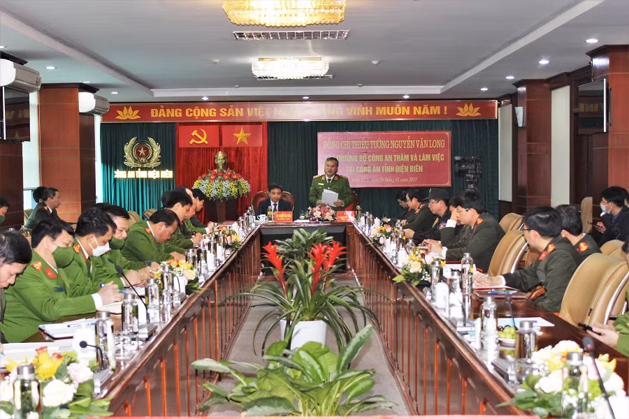 Deputy Minister Nguyen Van Long works with Dien Bien police -0