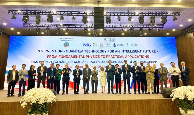 French Nobel Laureate inspires Vietnamese youth to embrace science -2