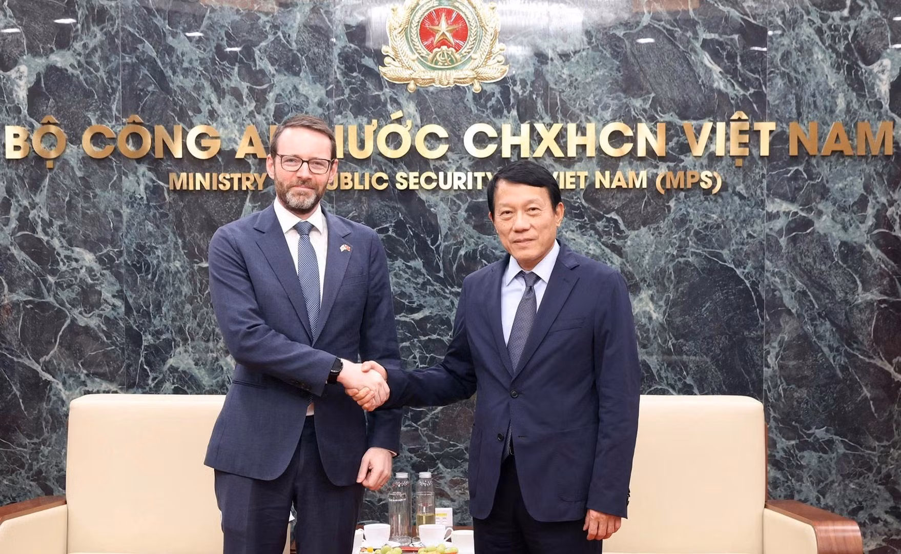 Minister Luong Tam Quang hosts British Ambassador to Vietnam -0