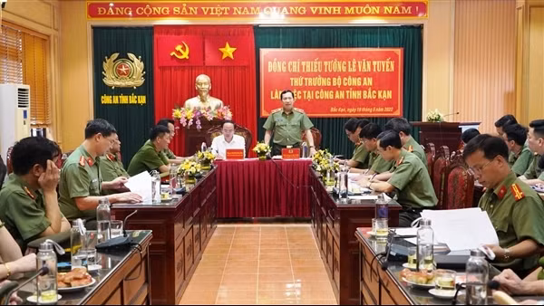 Deputy Minister Le Van Tuyen visits with Bac Kan provincial police -0