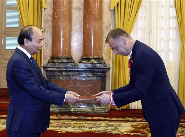 President receives new ambassadors from Ukraine, Canada -0