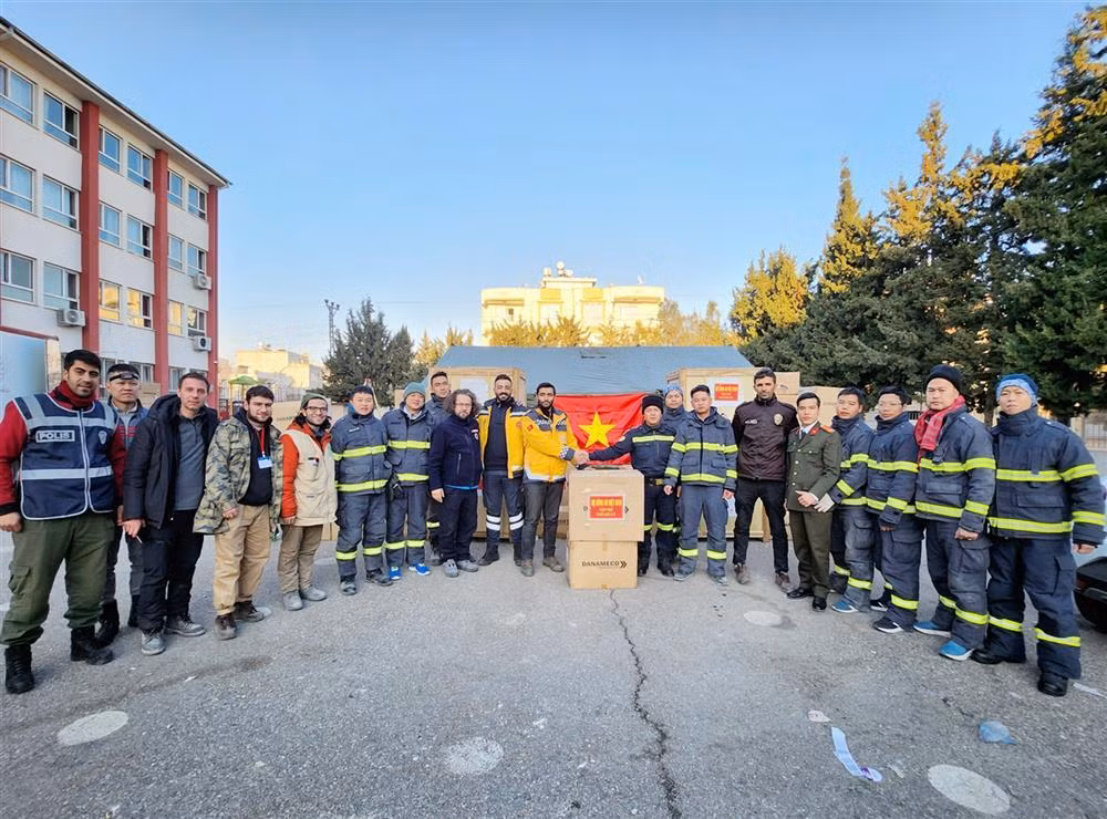 Ministry of Public Security hands over 2 tons of medication to Turkey - 1