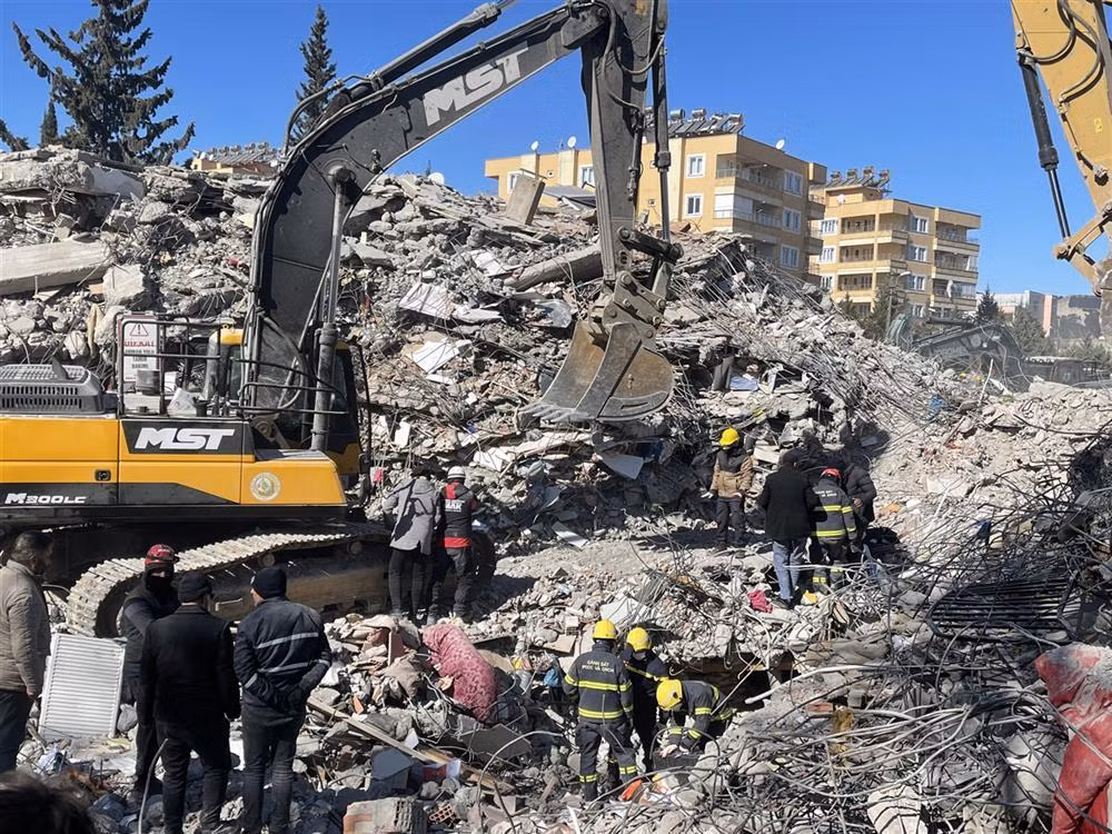 Vietnamese rescue police continue rescue mission in a new site -0