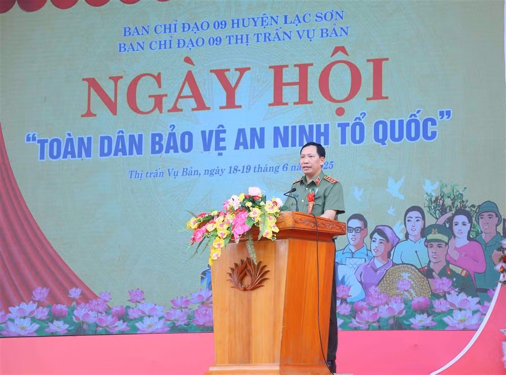 Deputy Minister Le Van Tuyen attends “All People Protecting National Security” Festival in Hoa Binh province -0