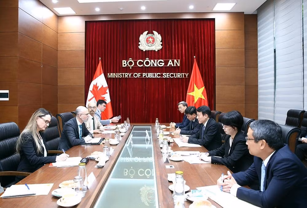 Minister Luong Tam Quang hosts Canadian Ambassador -0