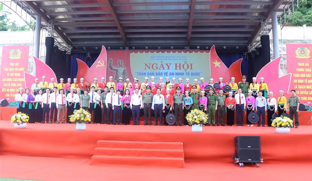 Deputy Minister Le Van Tuyen attends “All People Protecting National Security” Festival in Hoa Binh province -0