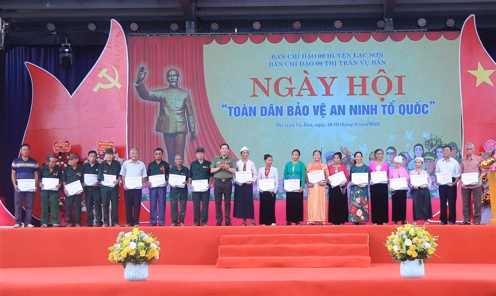 Deputy Minister Le Van Tuyen attends “All People Protecting National Security” Festival in Hoa Binh province -0
