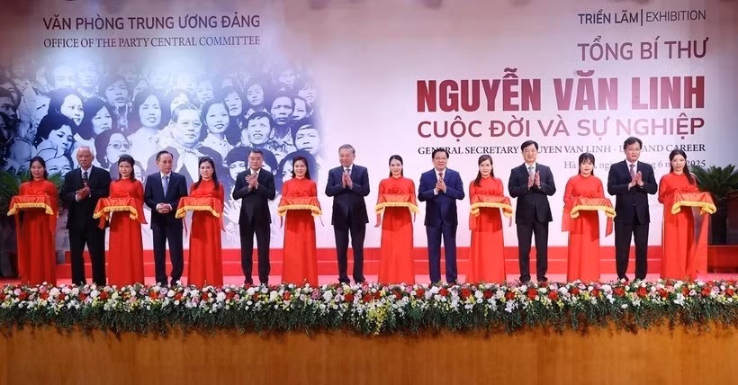 Party chief attends opening of exhibition on late leader -0