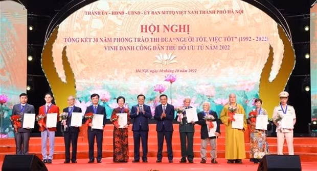 Hanoi honours ten outstanding citizens -0