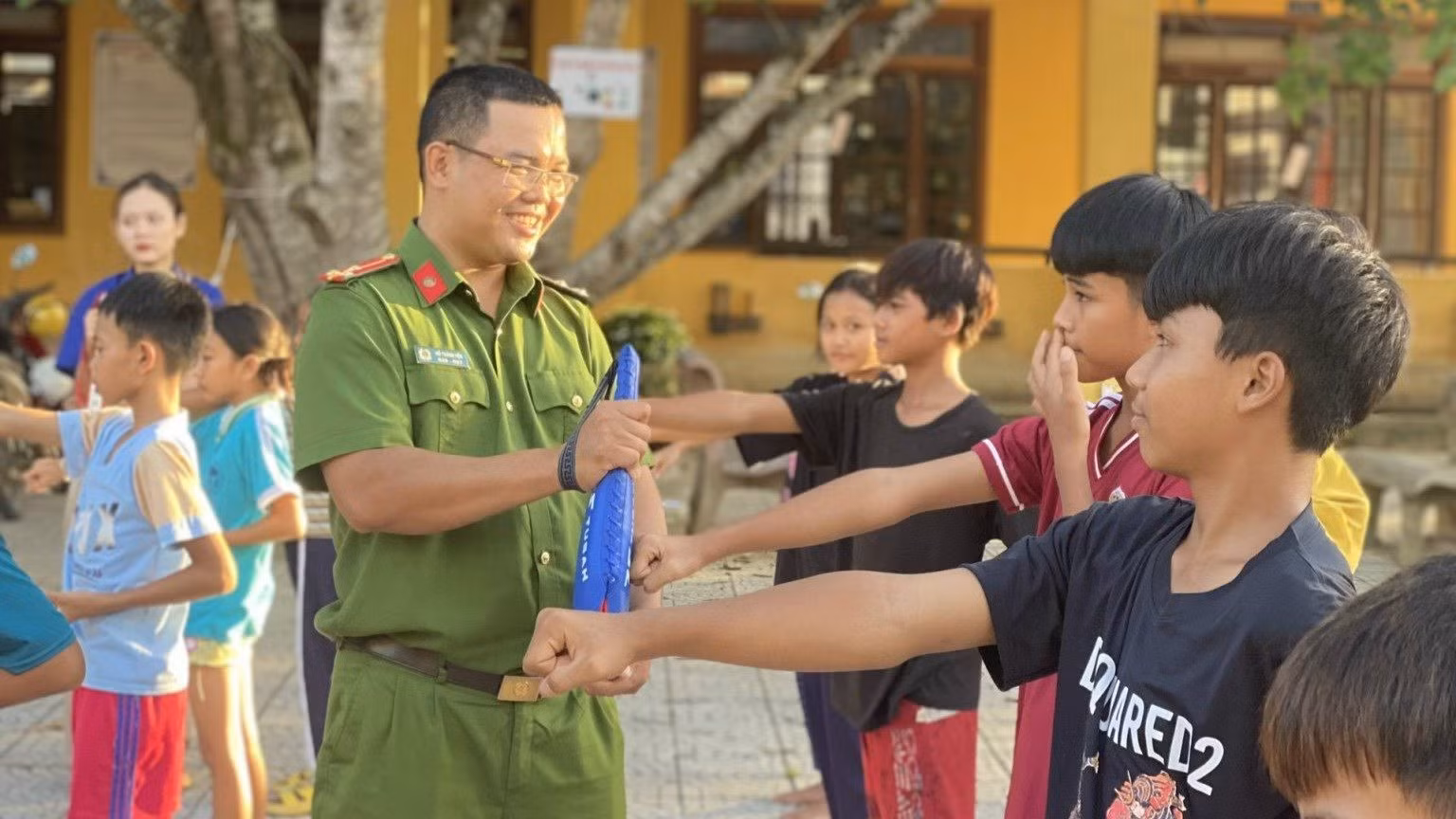 Police officers teach local children martial arts in Thua Thien Hue border area -0