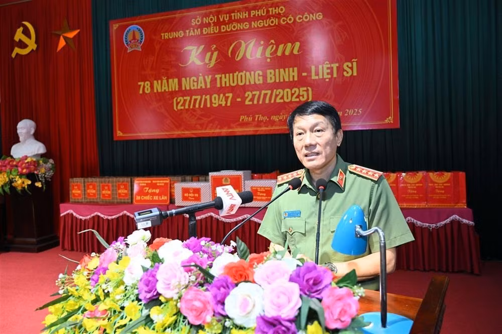 Minister Luong Tam Quang presents gifts to people with meritorious services in Phu Tho province -0