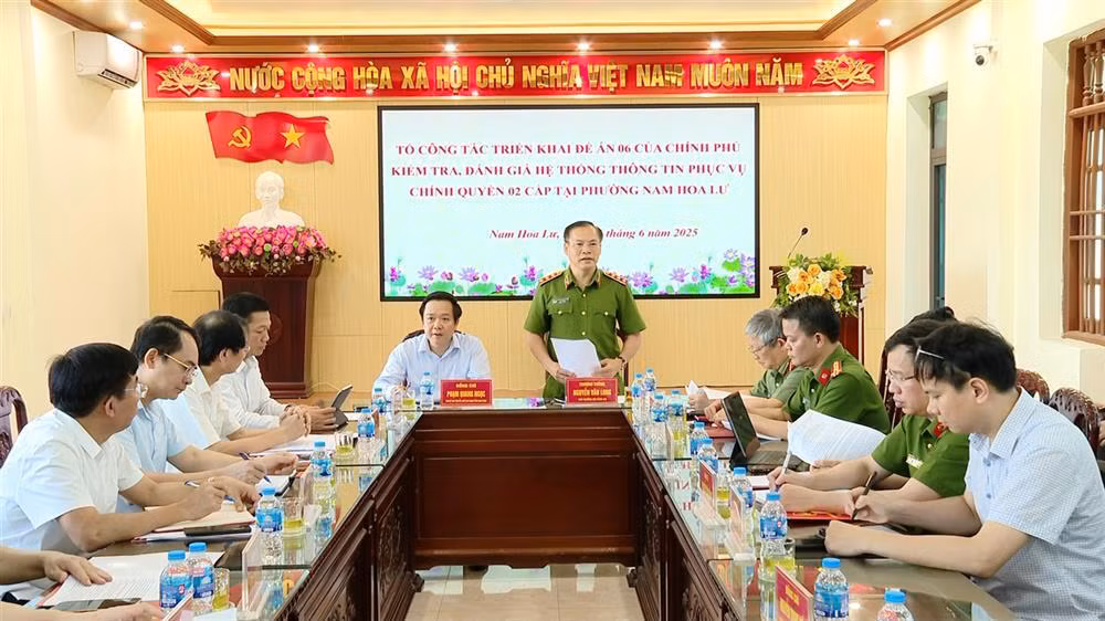 Deputy Minister Nguyen Van Long inspects administrative procedure processing system in Ninh Binh -0
